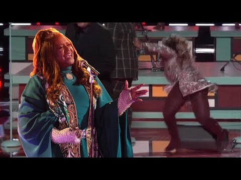 The Voice’s Wendy Moten Performs With BROKEN ELBOW After Falling on Stage