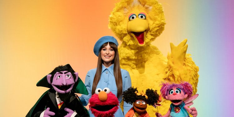Watch Kacey Musgraves Sing About Her Favorite Colors on Sesame Street