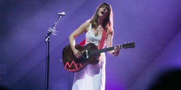 Watch Feist Harmonize With an Obnoxious Buzzing Sound in a Theater’s Basement Dressing Room