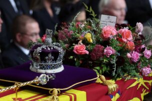 King Charles III leaves handwritten note on top of the queen’s coffin