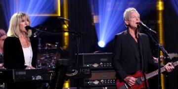 Lindsey Buckingham Remembers Christine McVie: “I Feel Very Lucky to Have Known Her”