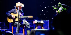 Willie Nelson Sings “Rainbow Connection” With Kermit the Frog at Luck Reunion 2024: Watch