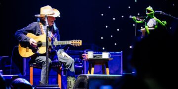 Willie Nelson Sings “Rainbow Connection” With Kermit the Frog at Luck Reunion 2024: Watch