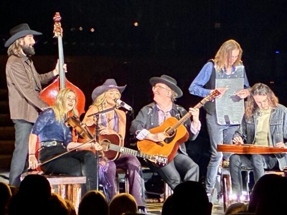 Lainey Wilson blows through Mansfield with Whirlwind World Tour