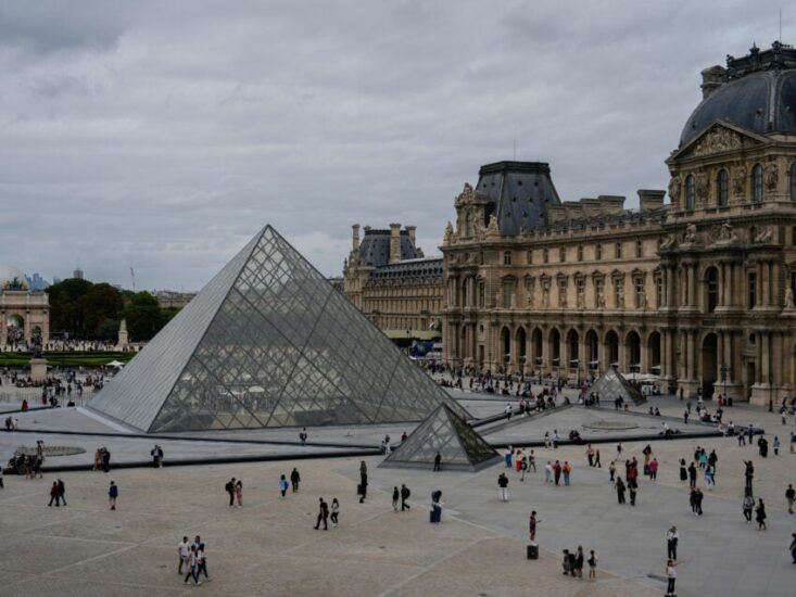 Thieves strike Louvre in brazen jewel heist, museum shuts