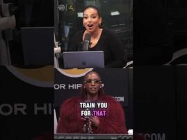 #EbonyRiley is more than just a model… she also worked at Claire’s, RadioShack & Sprint 😂