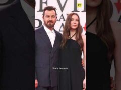 #justintheroux reacts to becoming a dad at ‘The Devil Wears Prada 2’ premiere 💙