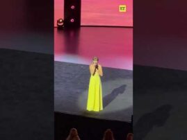 #taylorswift performs “I Knew It, I Knew You” at the #toystory5 LA premiere