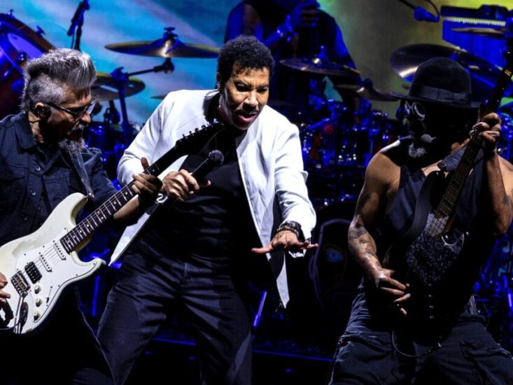 Review & setlist: From tearjerkers to ‘Brick House,’ Lionel Richie reminded us why he is iconic