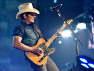 Review & setlist: With offbeat humor and amazing heart, Brad Paisley rocked MGM Fenway