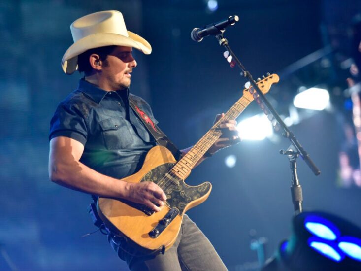 Review & setlist: With offbeat humor and amazing heart, Brad Paisley rocked MGM Fenway