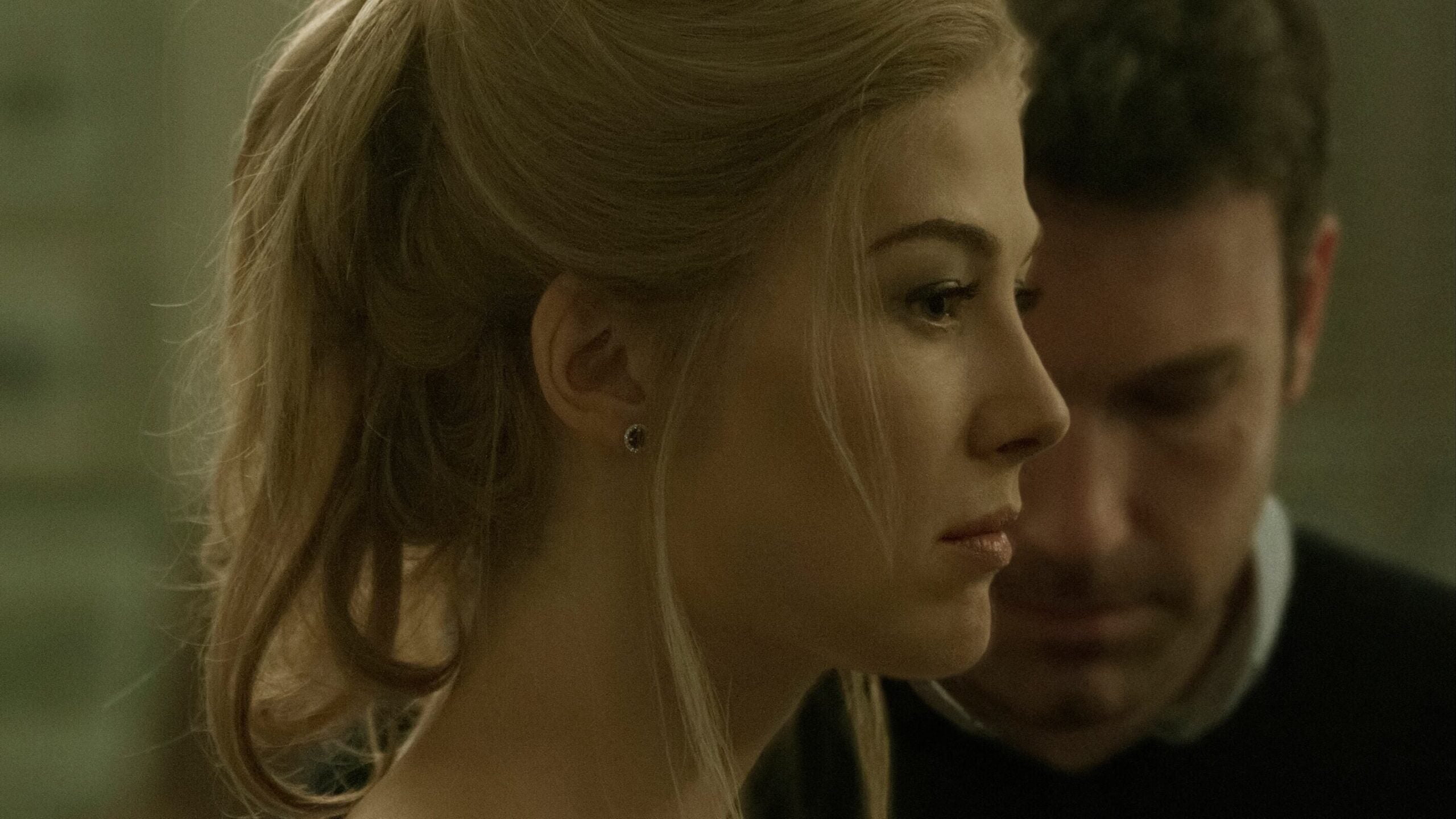 Rosamund Pike portrays Amy Dunne, whose mysterious disappearance turns her husband (Ben Affleck) into a possible murder suspect.
