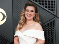 Kelly Clarkson feuds with a Brooklyn novelty shop, and the internet piles on